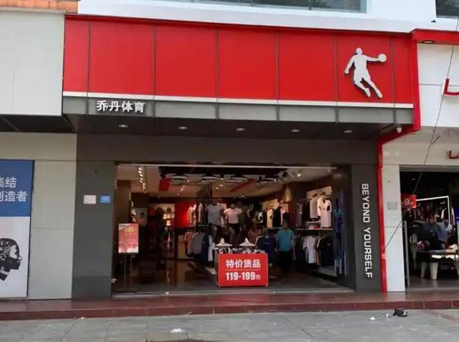 笑柄的4个国产运动鞋看谁还在乱跟风？qy球友会网站曾红极一时如今却沦为(图2)