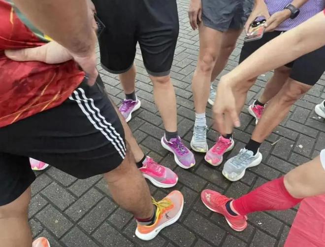 笑柄的4个国产运动鞋看谁还在乱跟风？qy球友会网站曾红极一时如今却沦为(图4)