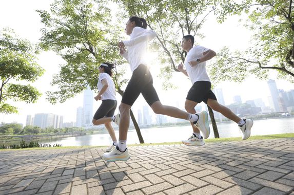 物！鸿星尔克公园跑鞋赋能国动新动能qy千亿球友会入选2024年度好(图2)