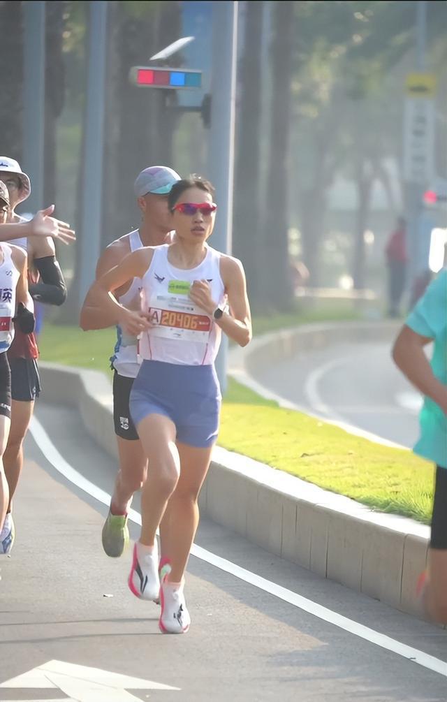 违规兼职取酬、以虚假理由获得调休行为医院证实“最快女护士”张水华被医院警告处分指其存在(图1)